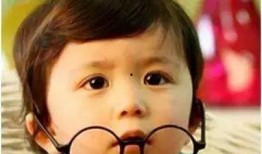 戴眼镜的网红吃瓜图片